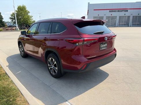 Used 2021 Toyota Highlander XLE AWD/4WD image 6