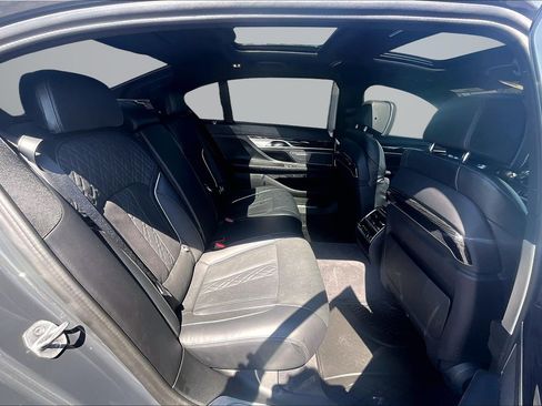 Used 2022 BMW 750i xDrive w/ Autobahn Package AWD/4WD image 23