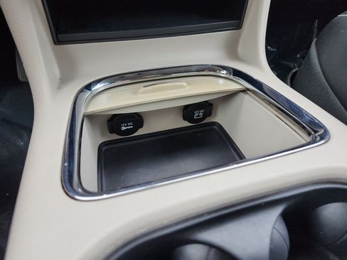 Used 2014 Chrysler Town & Country Touring-L FWD image 25