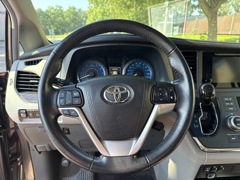 Used 2015 Toyota Sienna XLE w/ XLE Navigation Package FWD image 18