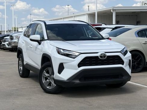 Used 2025 Toyota RAV4 XLE FWD image 2