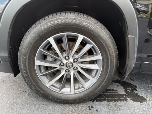 Used 2018 Toyota Highlander XLE AWD/4WD image 26