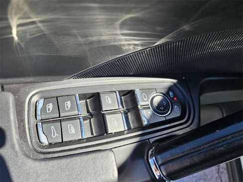 Used 2016 Porsche Cayenne Turbo image 11