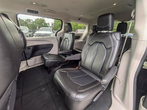 Used 2023 Chrysler Pacifica Touring-L FWD image 14