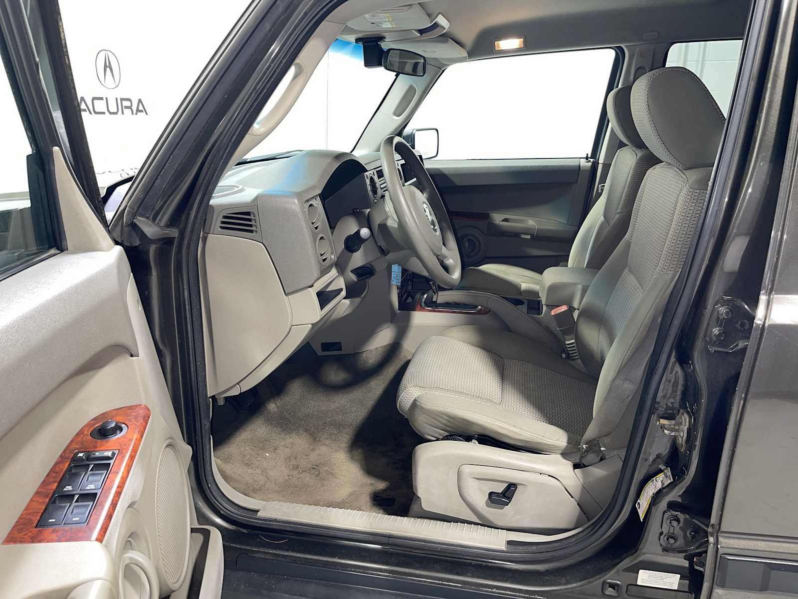 Used 2006 Jeep Commander 4WD image 2