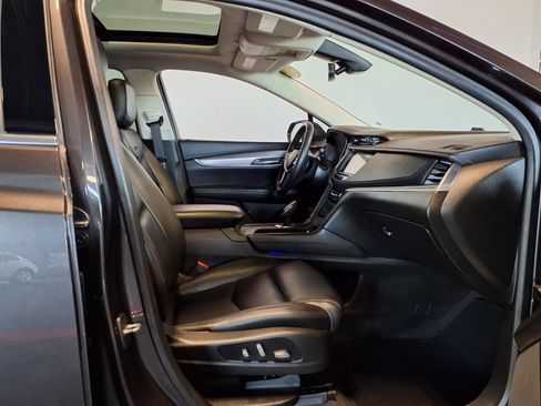 Used 2018 Cadillac XT5 Luxury w/ Driver Awareness Package image 12