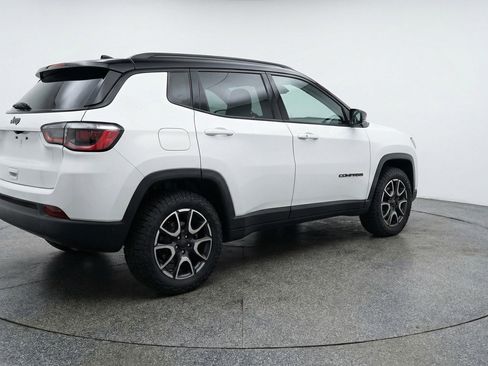 Used 2025 Jeep Compass Trailhawk AWD/4WD image 9