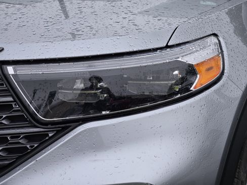 Used 2023 Ford Explorer XLT w/ Equipment Group 202A image 7