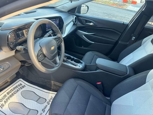 Certified 2025 Chevrolet Trax LS image 4