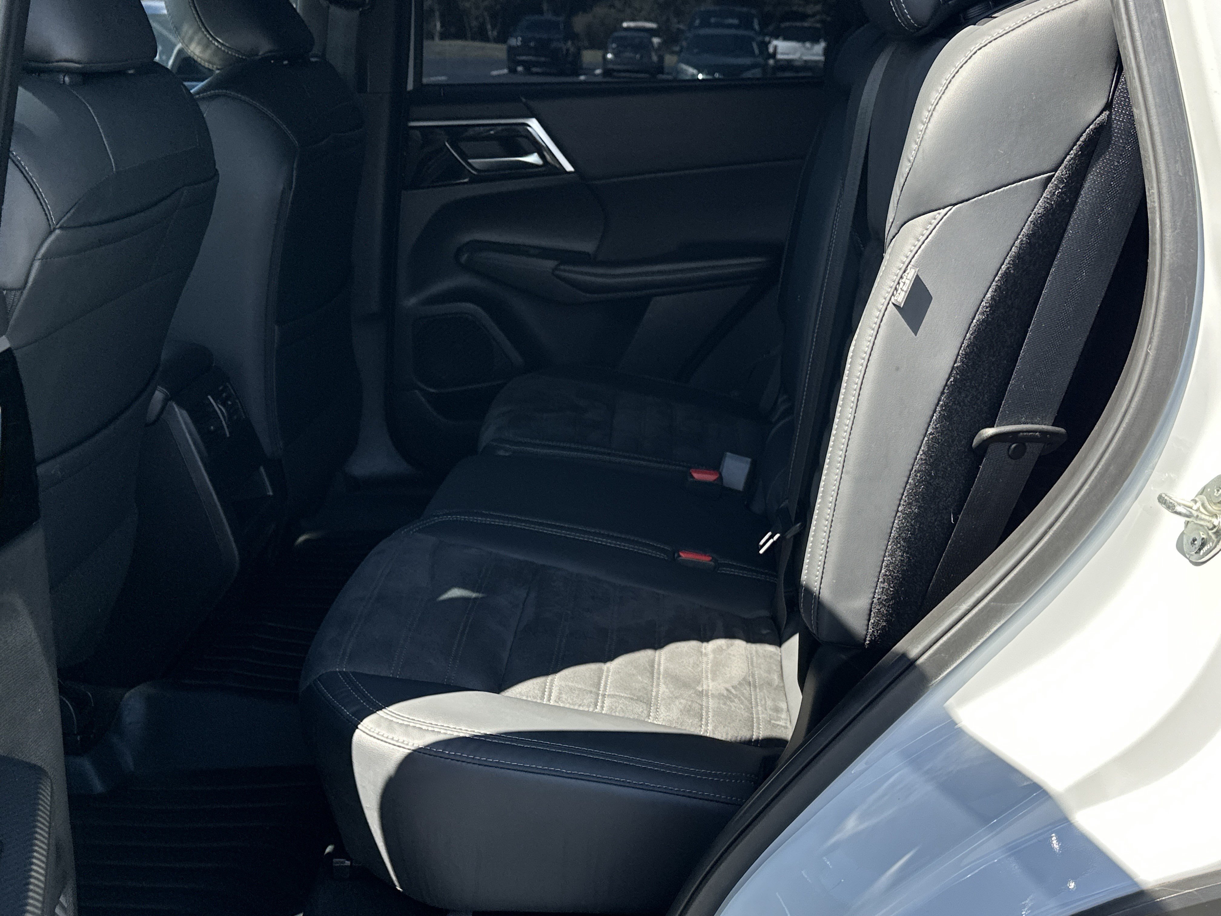 Used 2023 Mitsubishi Outlander SE FWD image 16