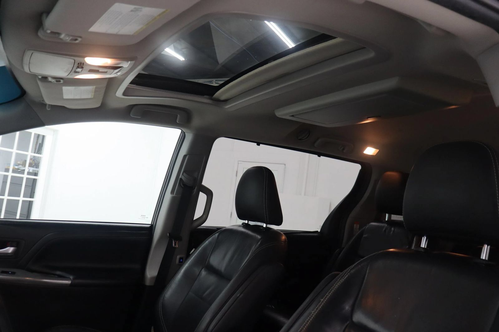 Used 2017 Toyota Sienna SE Premium FWD image 36