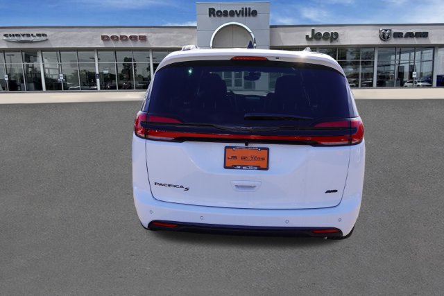 New 2026 Chrysler Pacifica Select w/ S Appearance Package AWD/4WD image 5