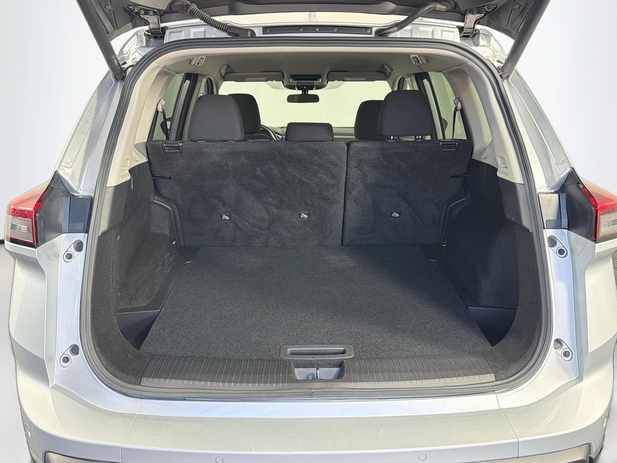 Used 2025 Nissan Rogue SV FWD image 29