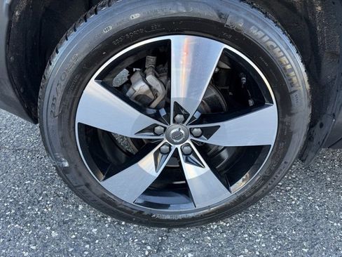 Used 2022 Volvo XC40 T5 Momentum w/ Premium Package image 12