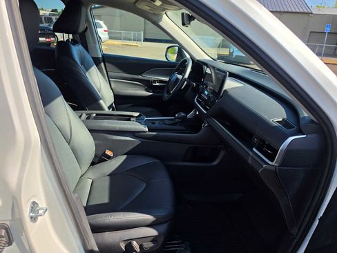 Used 2024 Toyota Grand Highlander AWD image 11