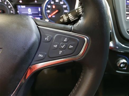 Used 2020 Chevrolet Equinox LT image 18