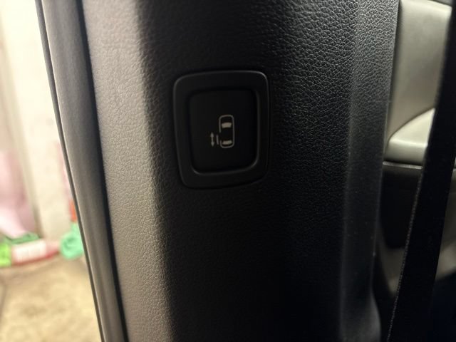 Used 2025 Kia Carnival FWD image 28