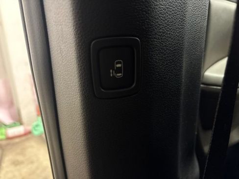 Used 2025 Kia Carnival FWD image 28