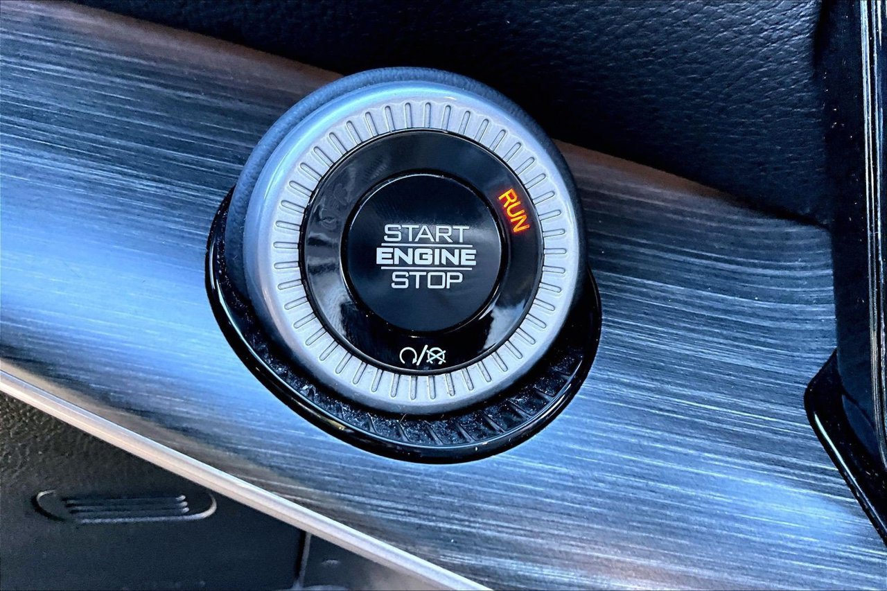 Certified 2024 Jeep Wagoneer L Series II AWD/4WD image 27