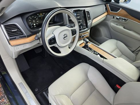 Used 2022 Volvo XC90 T6 Momentum w/ Protection Package Premier AWD/4WD image 11