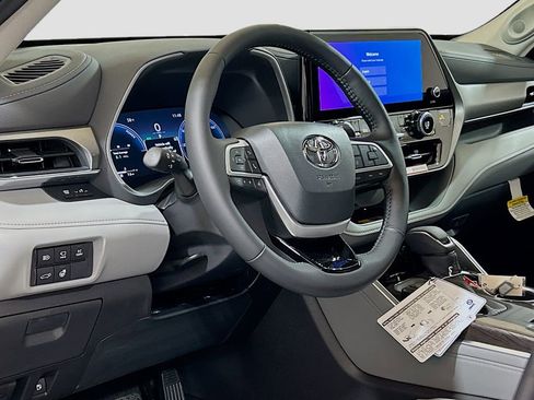 New 2026 Toyota Highlander Limited AWD/4WD image 9