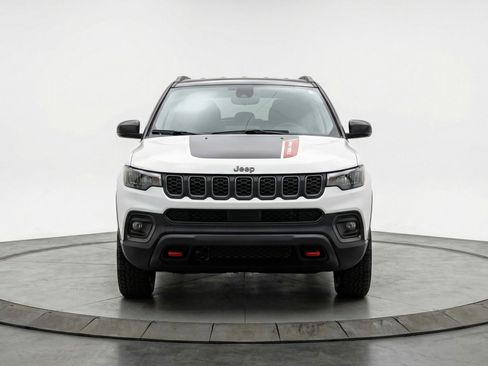 Used 2025 Jeep Compass Trailhawk AWD/4WD image 2