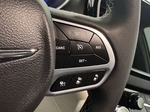 Used 2024 Chrysler Pacifica Touring-L FWD image 6