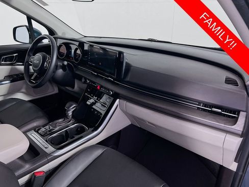 Used 2024 Kia Carnival EX FWD image 31