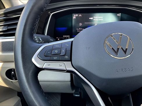 Used 2023 Volkswagen Jetta SE w/ Panoramic Sunroof Package image 9