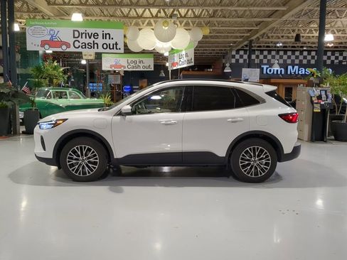 Used 2025 Ford Escape SE image 10