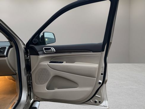 Used 2014 Jeep Grand Cherokee Overland w/ Advanced Technology Group image 33