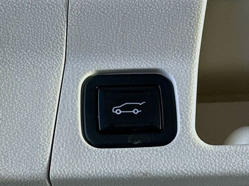 Used 2020 GMC Acadia Denali w/ Technology Package FWD image 33