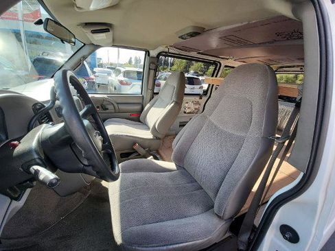 Used 2005 GMC Safari Passenger RWD image 16