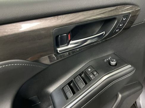 Used 2024 Toyota Highlander Limited image 23