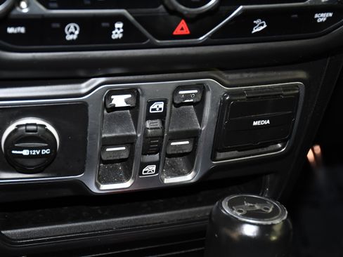 Used 2018 Jeep Wrangler Unlimited Sahara w/ Uconnect 4C Nav & Sound Group image 31