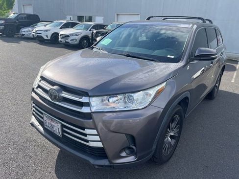 Used 2019 Toyota Highlander LE w/ Carpet Mat Package (TMS) image 3