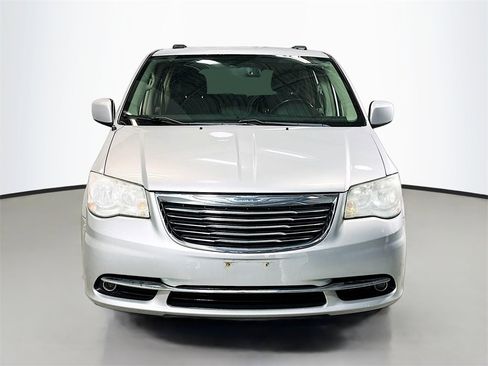 Used 2012 Chrysler Town & Country Touring image 4