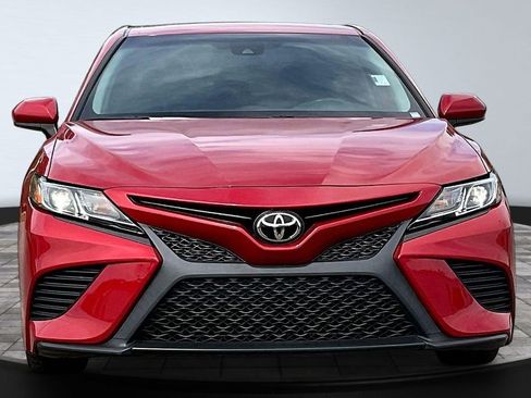 Used 2019 Toyota Camry SE FWD image 3