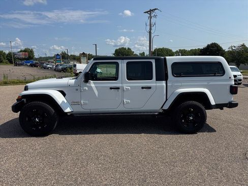 Used 2022 Jeep Gladiator Overland w/ Cold Weather Group AWD/4WD image 2