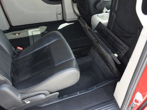 Used 2015 Dodge Grand Caravan SXT image 46