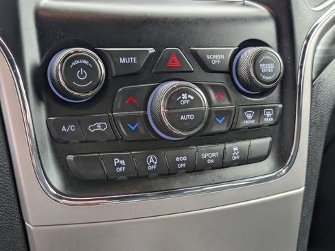 Used 2019 Jeep Grand Cherokee Laredo image 21