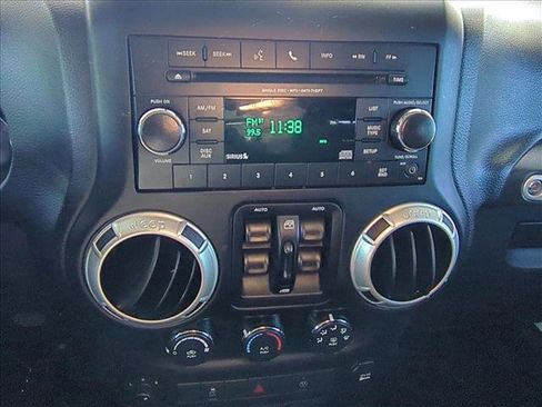 Used 2017 Jeep Wrangler Unlimited Rubicon w/ Connectivity Group image 11