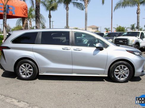 Used 2023 Toyota Sienna XLE AWD/4WD image 12