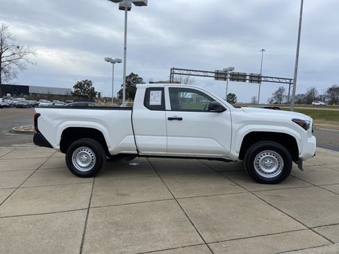 Used 2024 Toyota Tacoma SR image 12