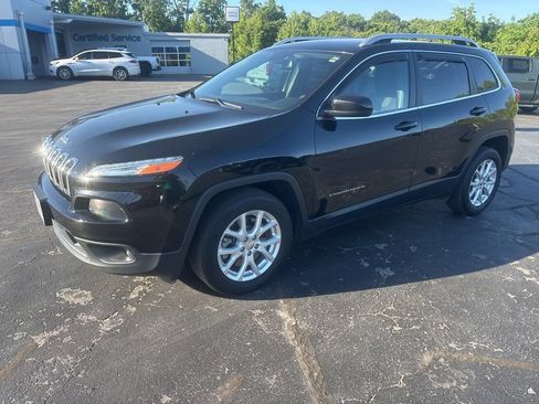 Used 2017 Jeep Cherokee Latitude w/ Cold Weather Group FWD image 1