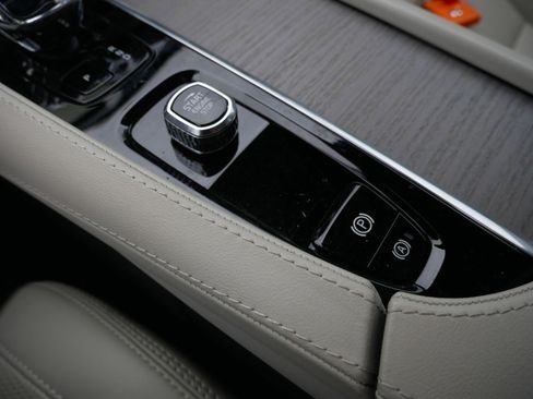 Certified 2025 Volvo XC90 B6 Ultra AWD/4WD image 21