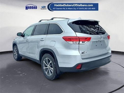 Used 2019 Toyota Highlander SE image 3