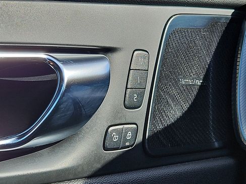 Used 2021 Volvo XC60 T6 R-Design image 25