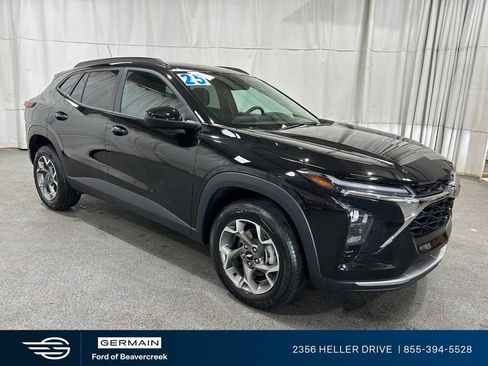 Used 2025 Chevrolet Trax LT FWD image 1
