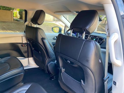 Used 2023 Chrysler Pacifica Touring-L image 49